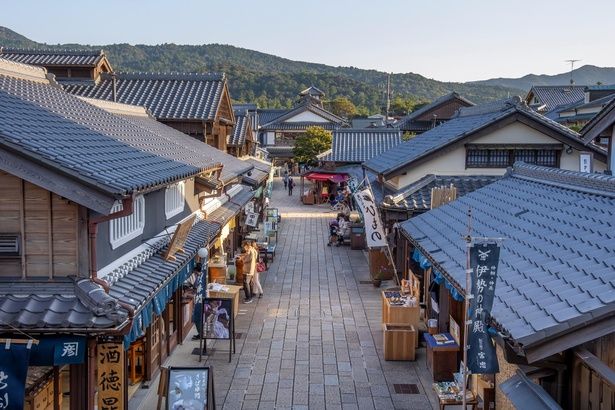 年間約500万人の観光客が訪れる「おかげ横丁」。紙芝居の口演や神恩太鼓の演奏といった催しも行われている
