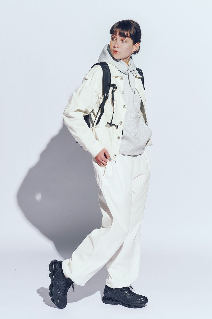 モノトーンコーデの引き締めやくはブラックのスニーカーとバックパック【本日のFUDGE GIRL-4月27日】