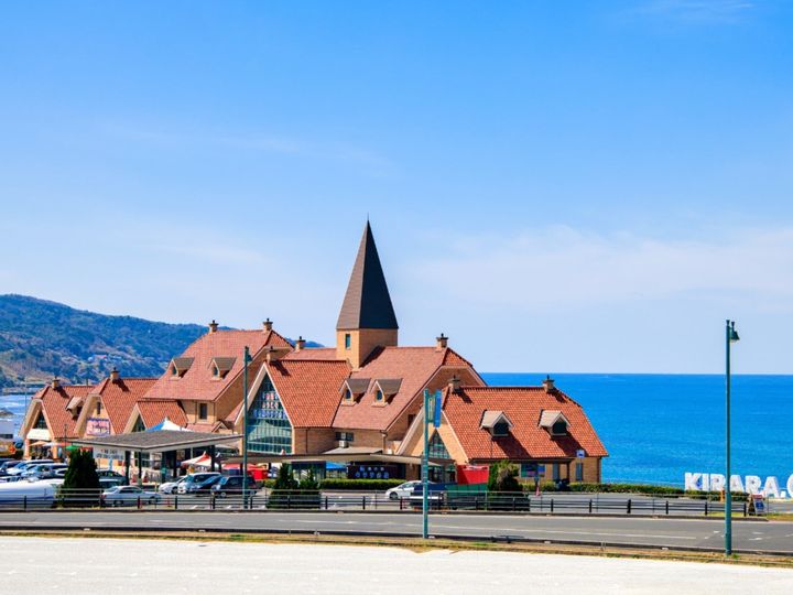 島根県出雲市にある湯の川温泉は、「日本三美人の湯」のひとつに数えられる名湯。神話の姫君・ヤカミヒメが旅の途中に立ち寄り、さらに美しくなったという伝説が残っています。出雲空港から車で約10分とアクセスも良く、しっとりとした美肌の湯を楽しめます。