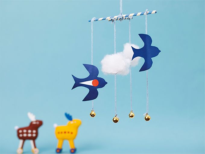【春の工作】ふわふわの雲と鈴の音が春らしいモビール「つばめの吊り飾り」の作り方の画像1