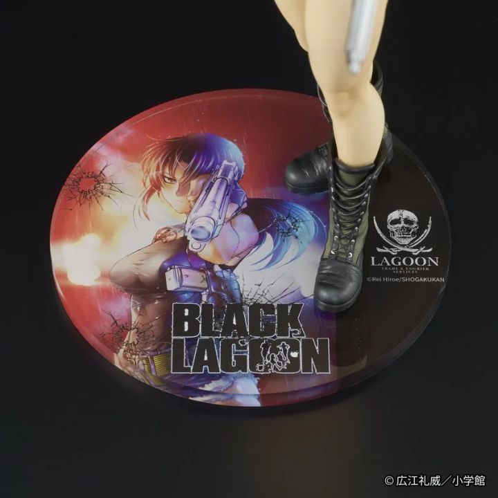 フィギュア台座のクローズアップ。円形台座にBLACK LAGOONロゴとレヴィの原作カラーイラストがプリントされ、LAGOONロゴとコンバットブーツ足元が写っている