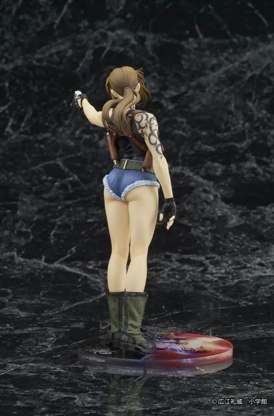 DIGSTA BLACK LAGOONレヴィフィギュアの背面全身ショット。背中から腕にかけて広がるトライバルタトゥーの造形と、デニムショーツ・ブーツの後ろ姿ディテールが確認できる