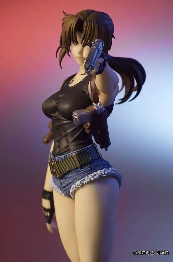 DIGSTA BLACK LAGOONレヴィフィギュア上半身クローズアップ。銃を正面に構えた戦闘ポーズで銃・ホルスター・ベルト細部の造形が確認できる斜め前方アングル