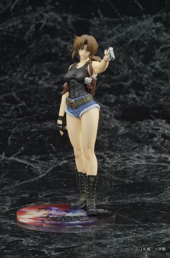 DIGSTA BLACK LAGOONレヴィフィギュアの正面からのショット。両手に拳銃を持ち前方へ向けるポーズ全体像、台座・衣装・造形の全体バランスが確認できる