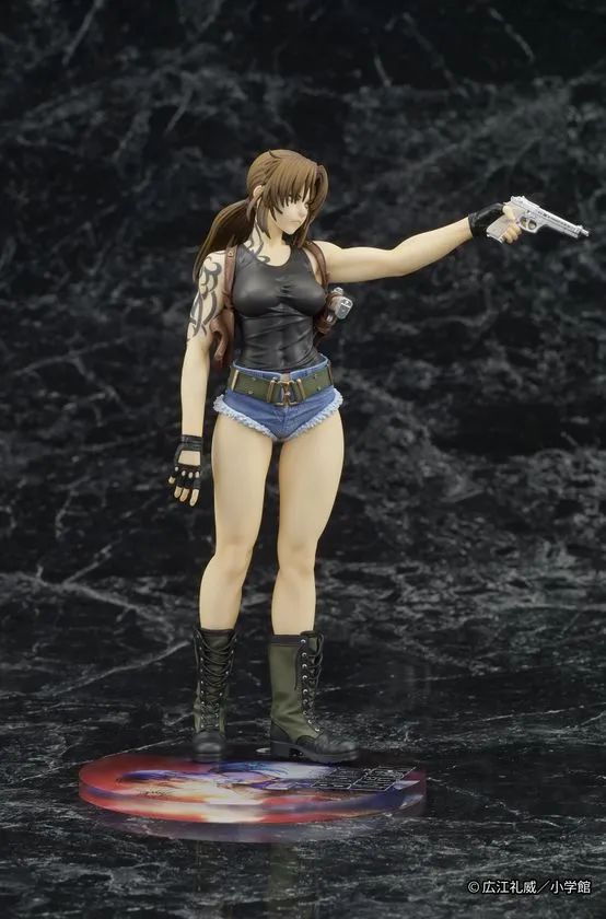 DIGSTA BLACK LAGOONレヴィフィギュアの横向き全身ショット。銃を右腕で水平に伸ばして構えるポーズと、左腕のトライバルタトゥーの側面造形が確認できる角度