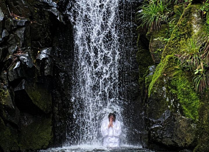 滝行をする女性