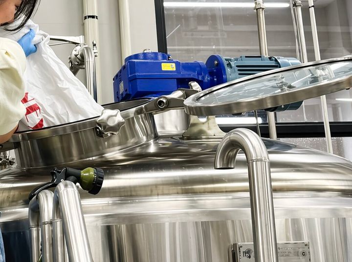 ビール醸造に参加する女性