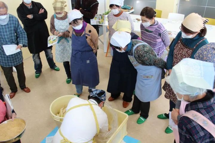 参加者が集まり漬物づくりを学ぶ漬物講習会の様子