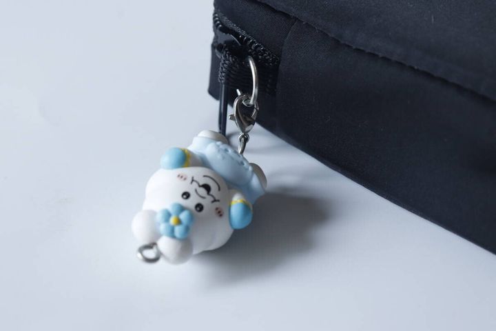 ダイソーの化粧ポーチ（ソフトクッション材使用）にチャームをつける