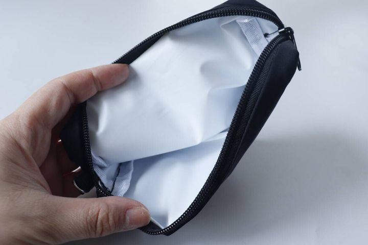 ダイソーの化粧ポーチ（ソフトクッション材使用）の内側