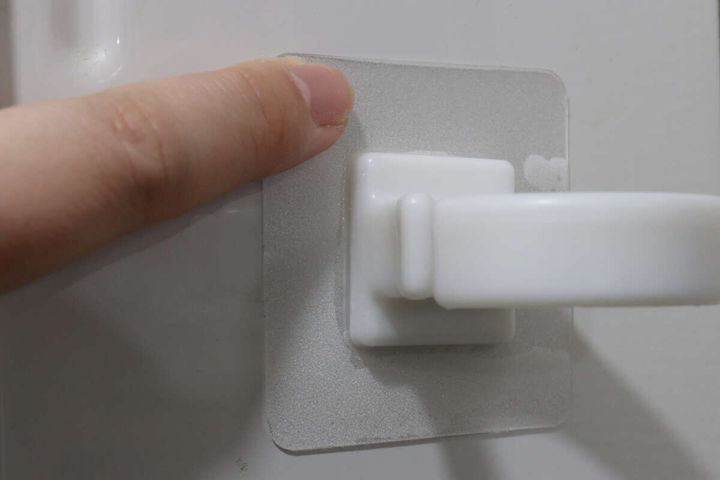 セリア 粘着シート ハンディファンホルダー 接着例