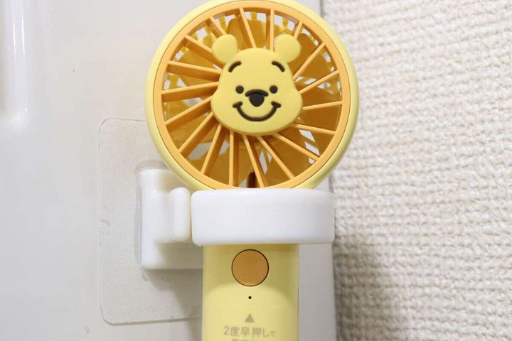 セリア 粘着シート ハンディファンホルダー 使用例