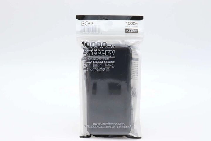 ダイソーの10000mAh パワーバンク 黒のパッケージ