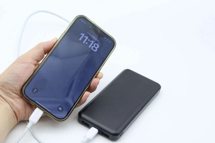 ダイソーの10000mAh パワーバンク 黒でスマホを充電する様子
