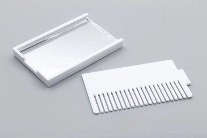 ミラーコームのミラーとコームを使う様子