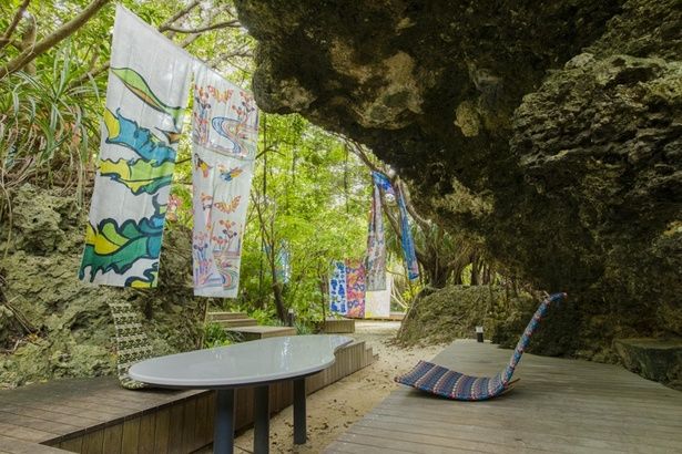 風が抜けて気持ちがいい。荒々しい自然の中に潜む「岩場のテラス」は、おすすめ穴場スポット。ウッドデッキやロッキングチェア、岩陰のテーブル席などがあり、大人もワクワクしながら過ごせるエリアとなっている