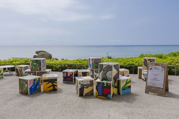 反響があり、年々来訪者が増加しているというアートイベント。水平線を臨む高台には、ウォールアートをリメイクした「アートなベンチ」が設置されている。このベンチは自由に重ねてテーブルにすることができる