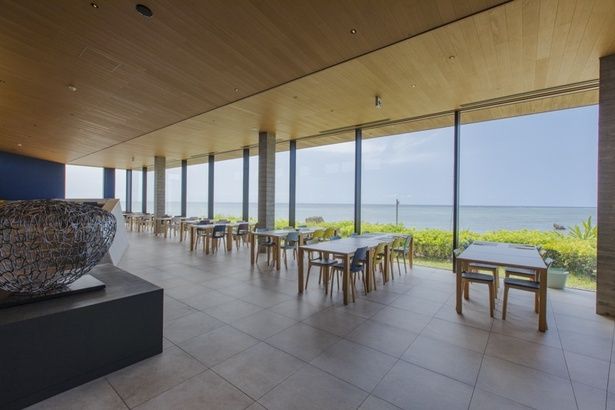 「オールーグリル」内観。全席オーシャンフロントのダイニングでは、どこまでも広がる海を眺めながら食事ができる