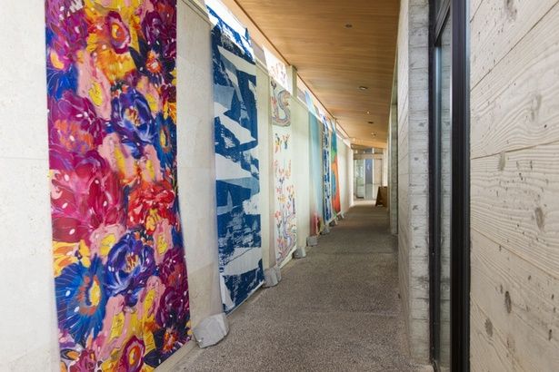 敷地内のあちこちに飾られている美しいタープ