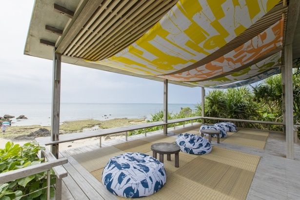 タープとふかふかのクッションでアートに癒やされる「てぃんかじテラス」。こちらは穏やかな風が心地いい