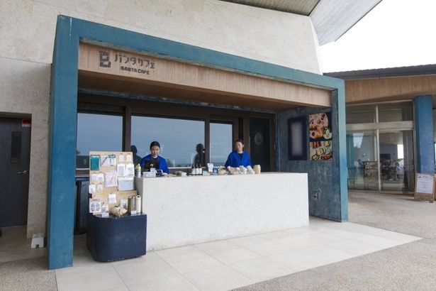 カフェの注文カウンター前