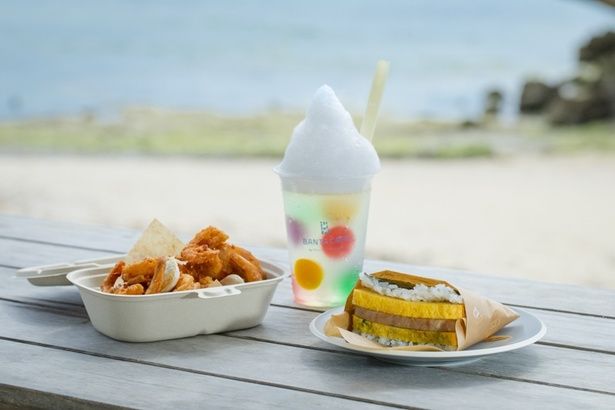 「バンタカフェ」の人気メニュー！(写真左から)食べ応えのある「ガーリックシュリンプ」(900円)、沖縄のぶくぶく茶からアイデアを得た、ふわふわの泡とカラフルな水玉模様が特徴のドリンク「ぶくぶくジュレソーダ」(1000円)、定番「ポークたまごおにぎり」(800円)。おにぎりにはアオサ入りのたまごも入る