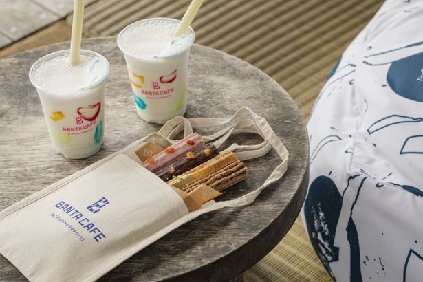 (写真左から)「アートな島シェイク」と「お散歩チュロス」を「てぃんかじテラス」で楽しんだ。タンカン×チョコなど、さまざまな味のチュロスはシェアして食べたくなる