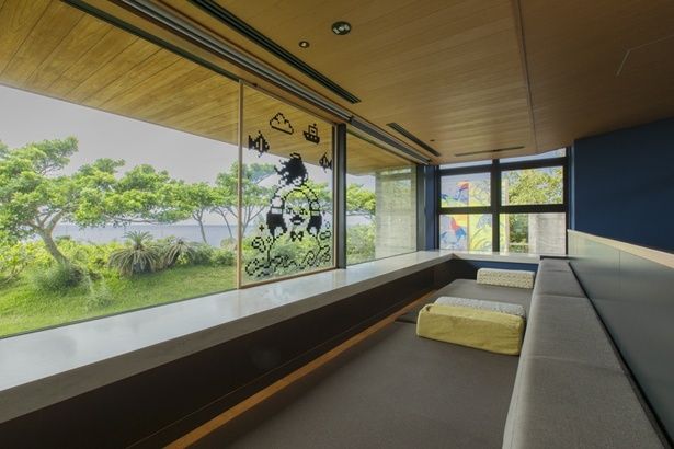 壁一面に広がる窓から海が眺められる「ごろごろラウンジ」。暑い日は涼みにくる人も