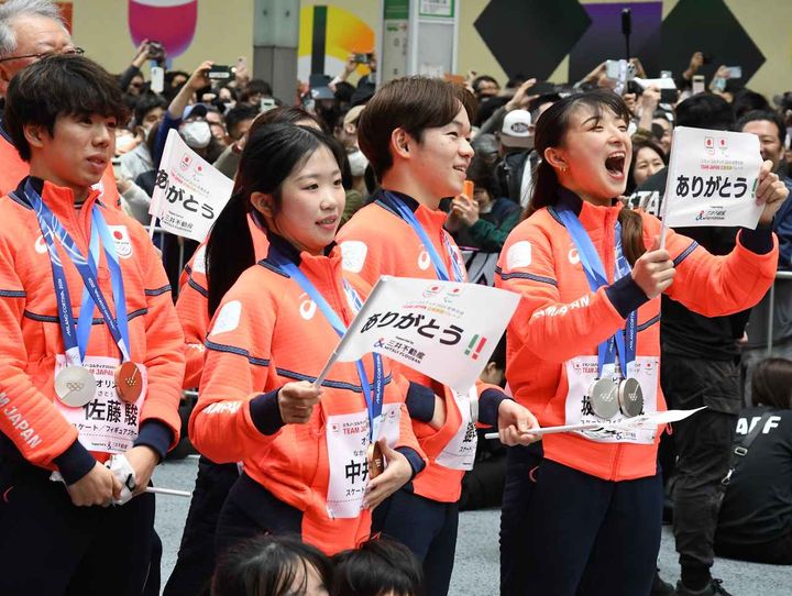 画像: ステージ上のりくりゅうペアに声援を送る坂本花織ら、フィギュアスケート代表選手