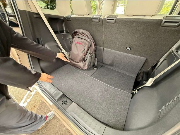 後部座席を前にスライドするとこの広さに！