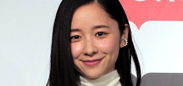 新たなスタイルで注目！堀田真由とピアスデザインの融合