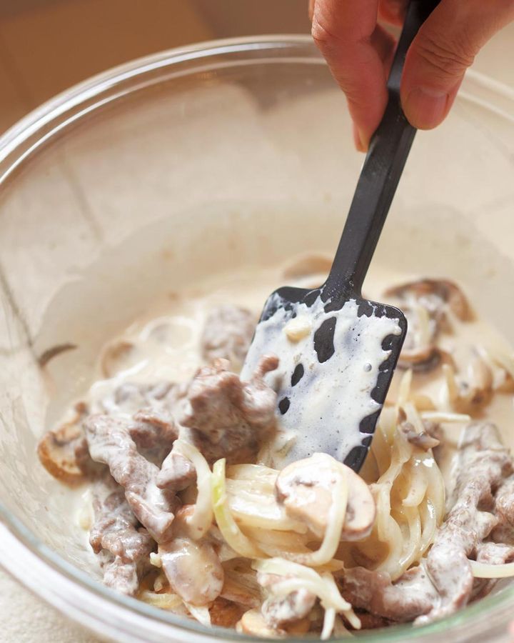 （b）生クリームなどを加えて大きく混ぜ、再びレンジへ。