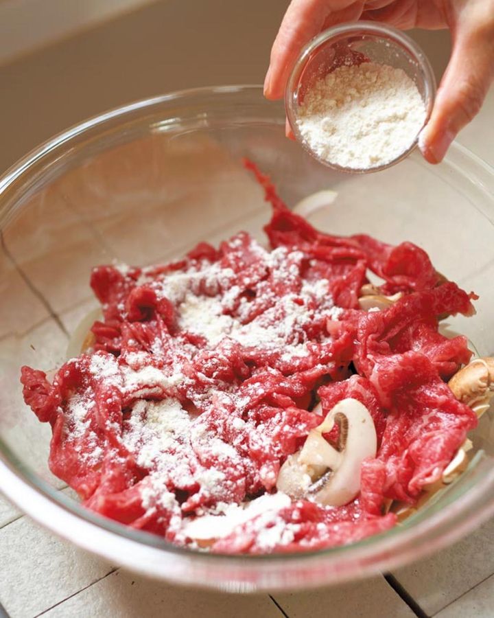 （a）牛肉はできるだけ広げて野菜にのせ、小麦粉をふる。