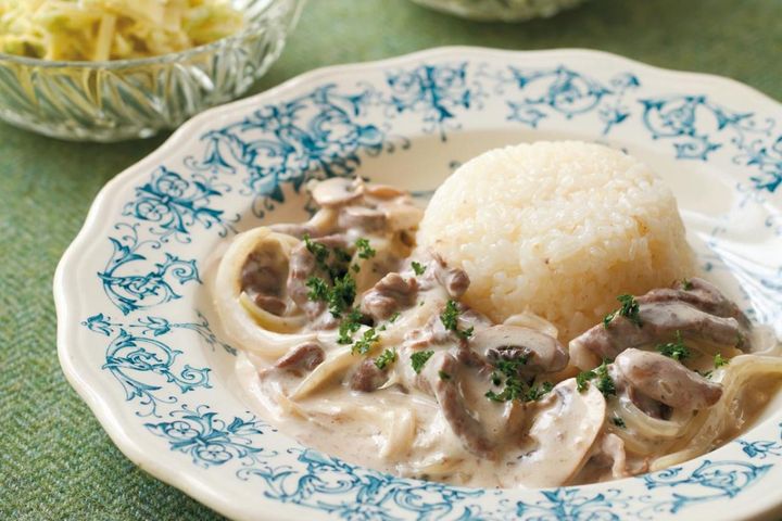 切って混ぜてレンジで6分！生クリーム×レモンでさっぱり「ビーフストロガノフ」2人分レシピ