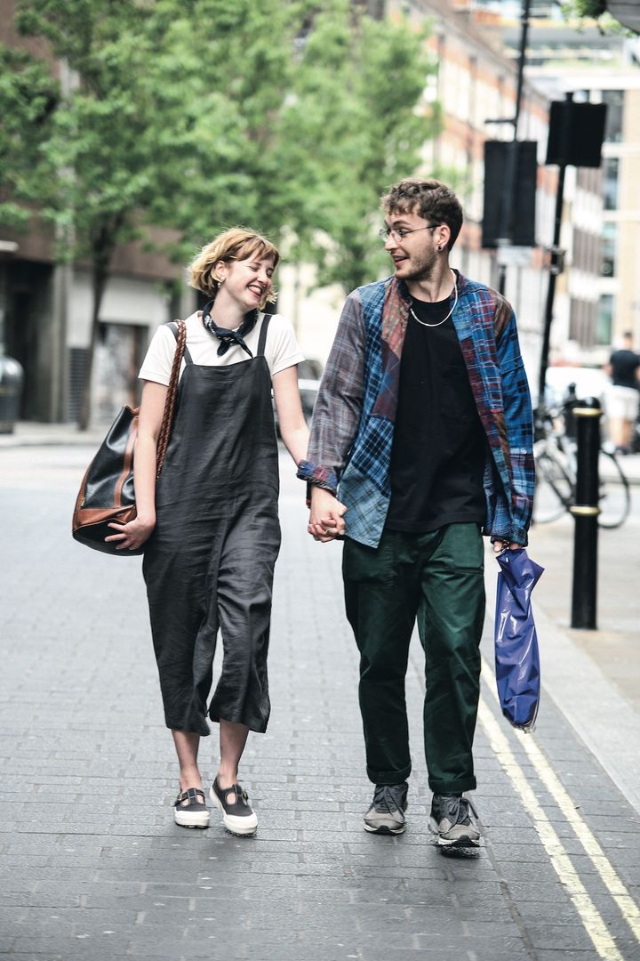 海外でも人気のユニクロ。シンプルコーデに欠かせない小物使いが上手なコーデ