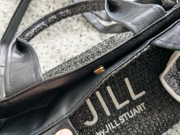 JILL by JILL STUART BOOK かごバッグ BLACK ver.のゴールド金具とロゴアップ