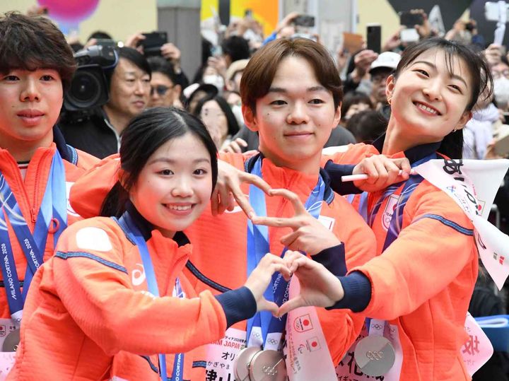 画像: 坂本選手を中心に、絆の深さを感じさせたフィギュアスケート陣