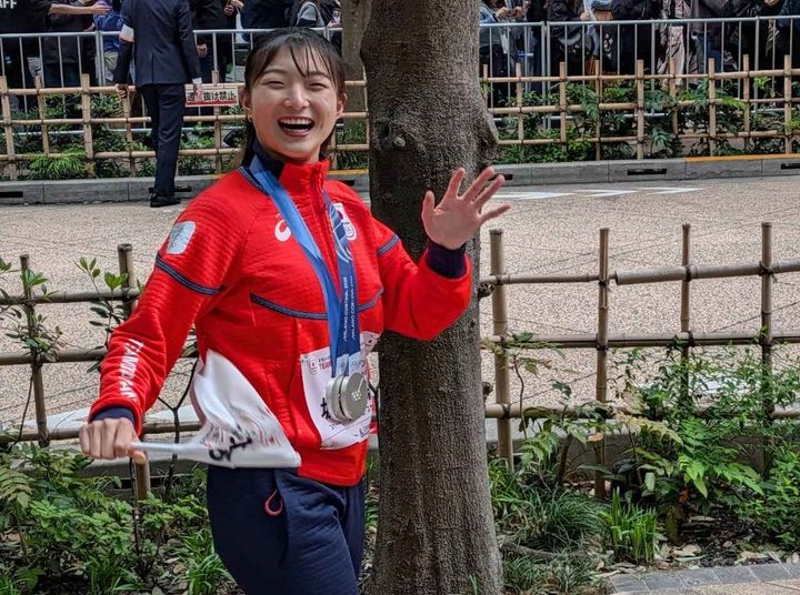 画像: 沿道に手を振る坂本選手