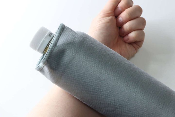 ペットボトルカバー グレー 350ml～500ml 使用例
