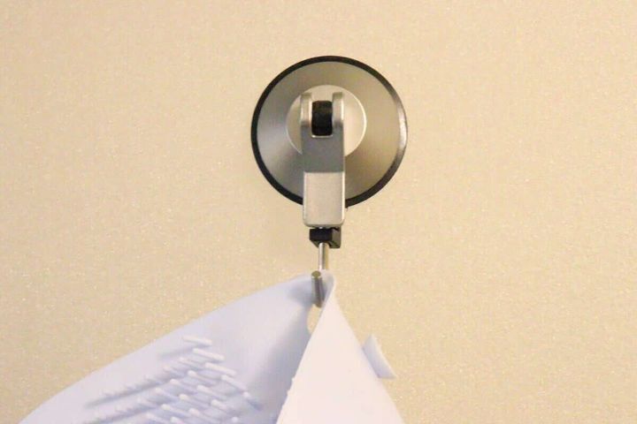 ジェル吸盤のフックをザラザラ面に貼り付けた様子