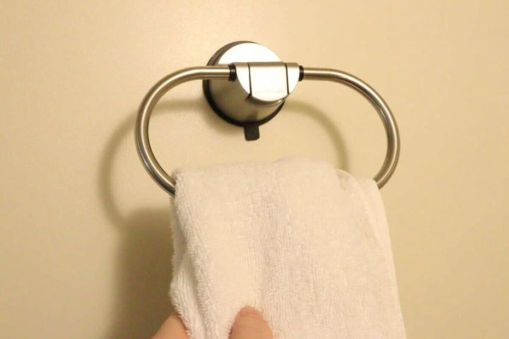 ジェル吸盤のタオルリングを壁面に固定した様子