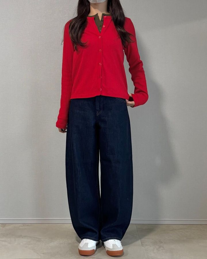 ユニクロ 赤カーディガン×デニムコーデ 全身