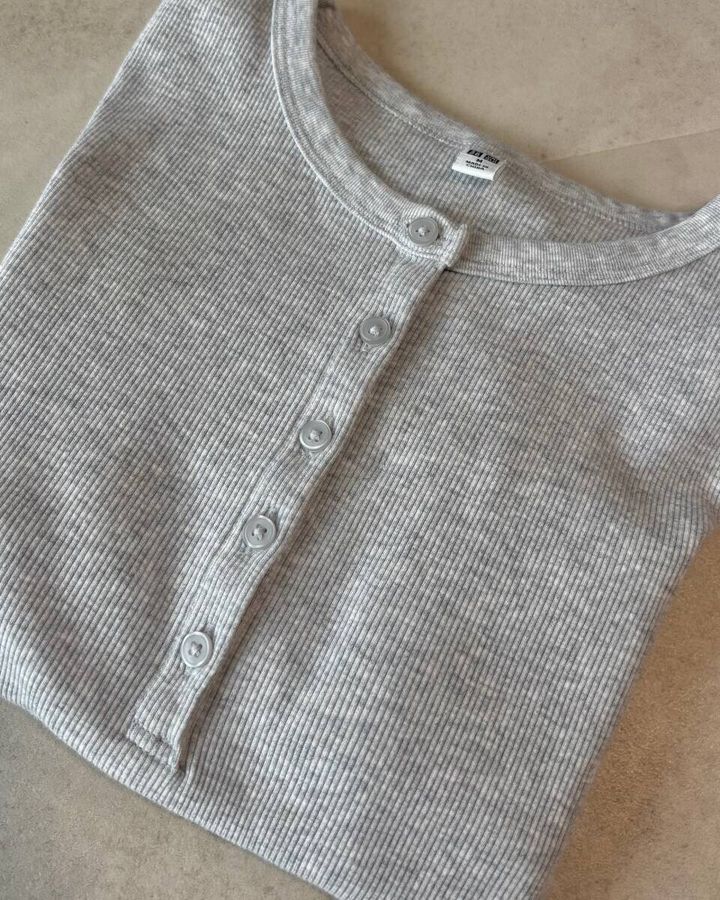 ユニクロ リブヘンリーネックT ライトグレー生地アップ
