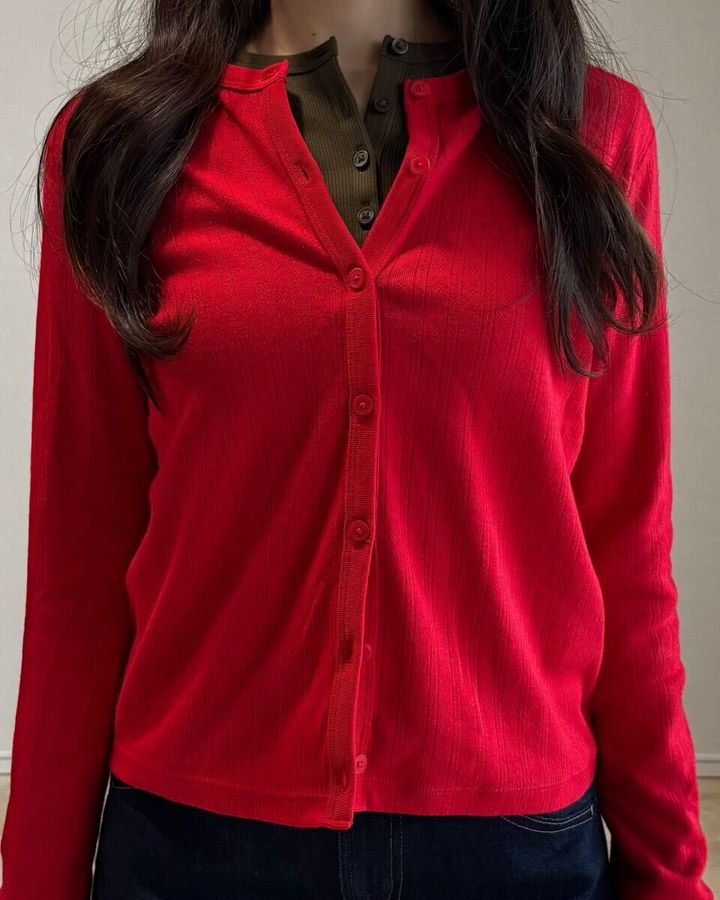 ユニクロ ポインテールカーディガン レッド着用アップ