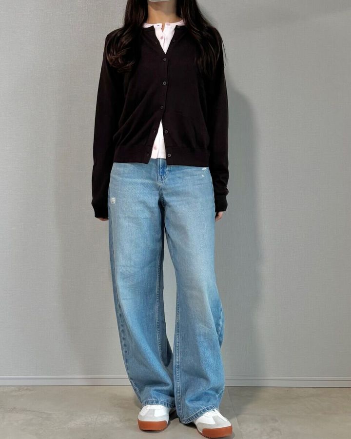 ユニクロ ダークブラウン×ピンクカーディガンコーデ 全身