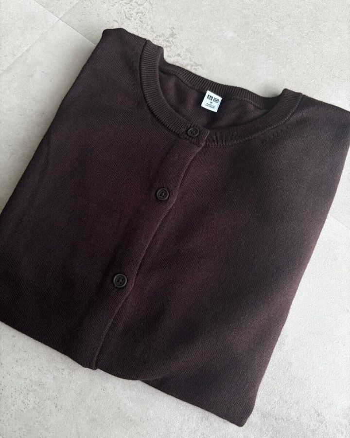 ユニクロ UVカットカーディガン ダークブラウン置き画像