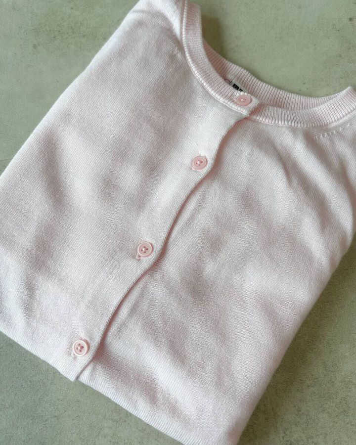 ユニクロ UVカットカーディガン ピンク置き画像