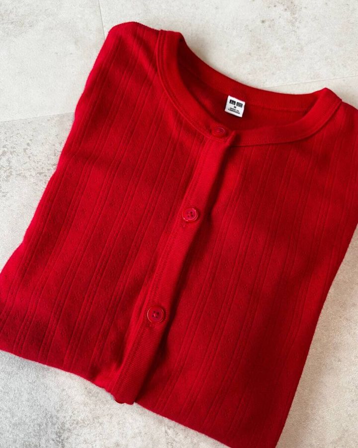 ユニクロ ポインテールカーディガン レッド置き画像