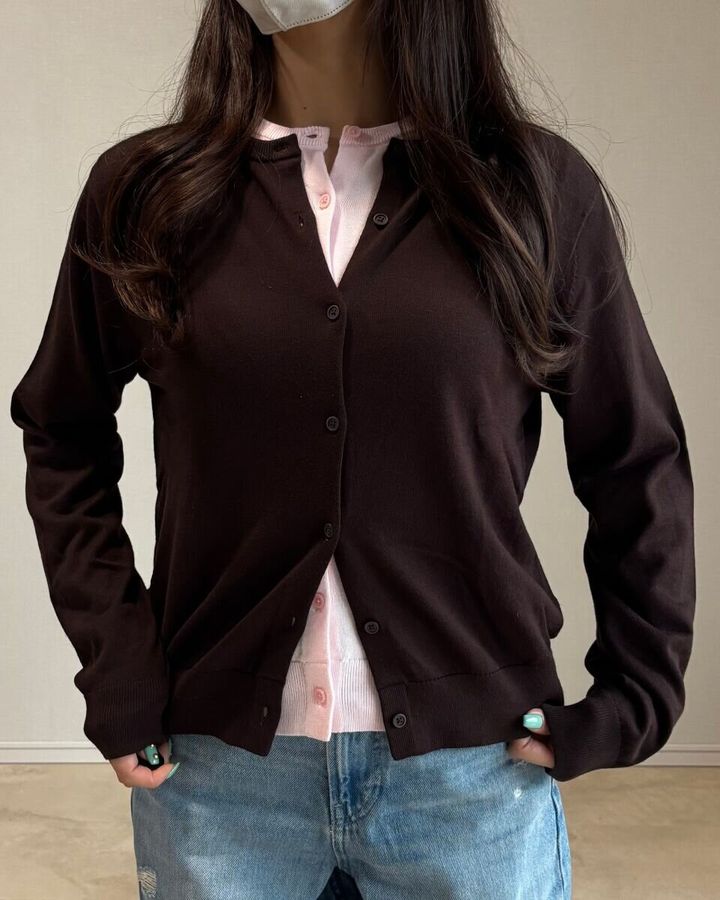 ユニクロ UVカットカーディガン ダークブラウン着用アップ