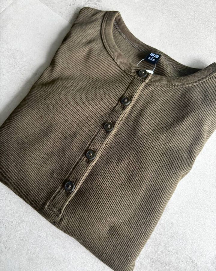 ユニクロ リブヘンリーネックT オリーブ置き画像